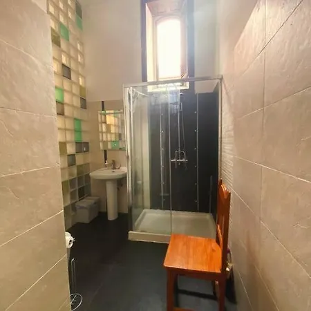 Inn Small Double In Shared Colonial *