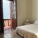 אורחן Comfortable In Historic Casa Quesada Shared House
